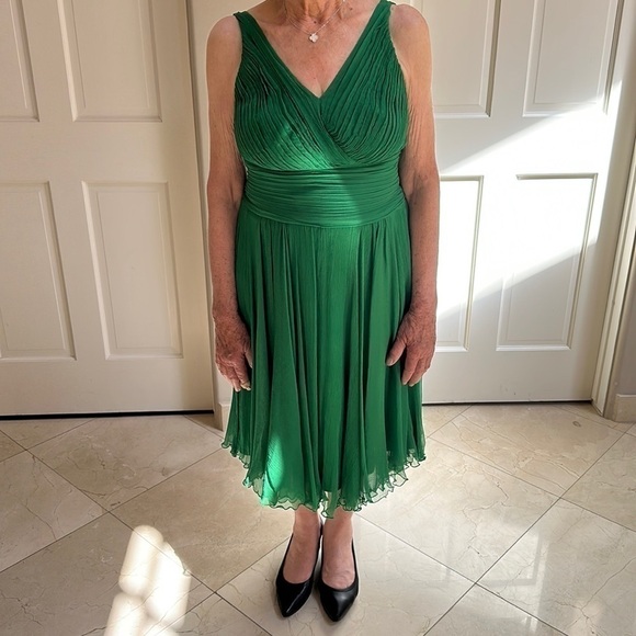Tadashi Shoji Dresses & Skirts - Tadashi shoji dress kelly green. Size 10​​​​​​​​​​​​​​​​​​​​